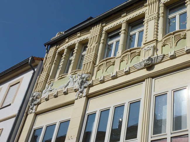 Jugendstilfassade des Wohn- und Geschäftshauses in Neustadt an der Weinstraße