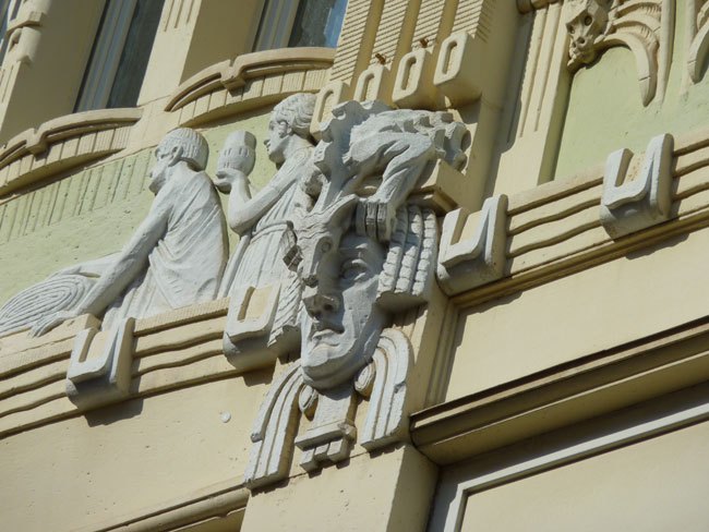 Fassadenrelief am Geschäftshaus in Neustadt nach der Sanierung